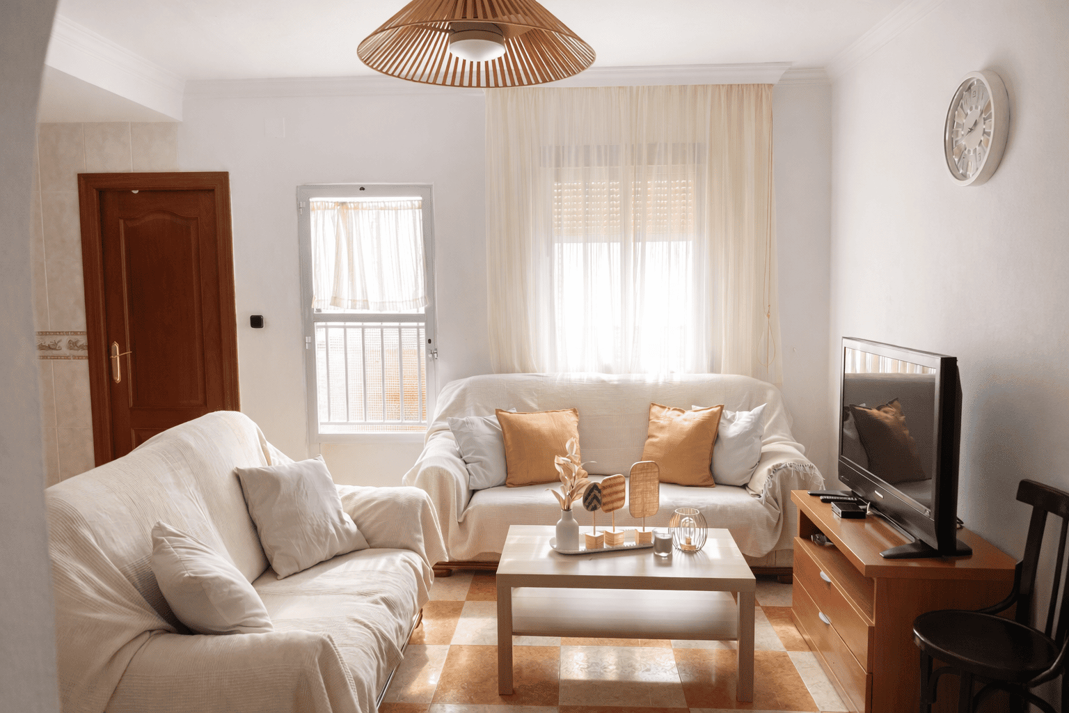 sala luminosa y elegante de estilo moderno