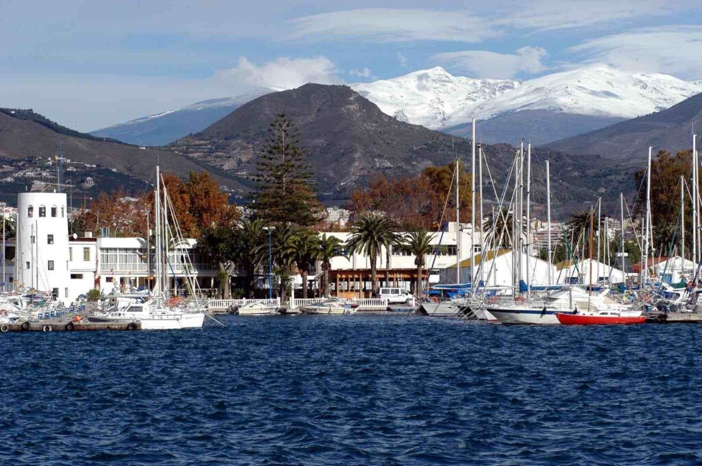 Motril con sierra nevada de fondo