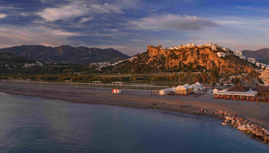 Playa La Guardia Salobreña en la puesta de sol
