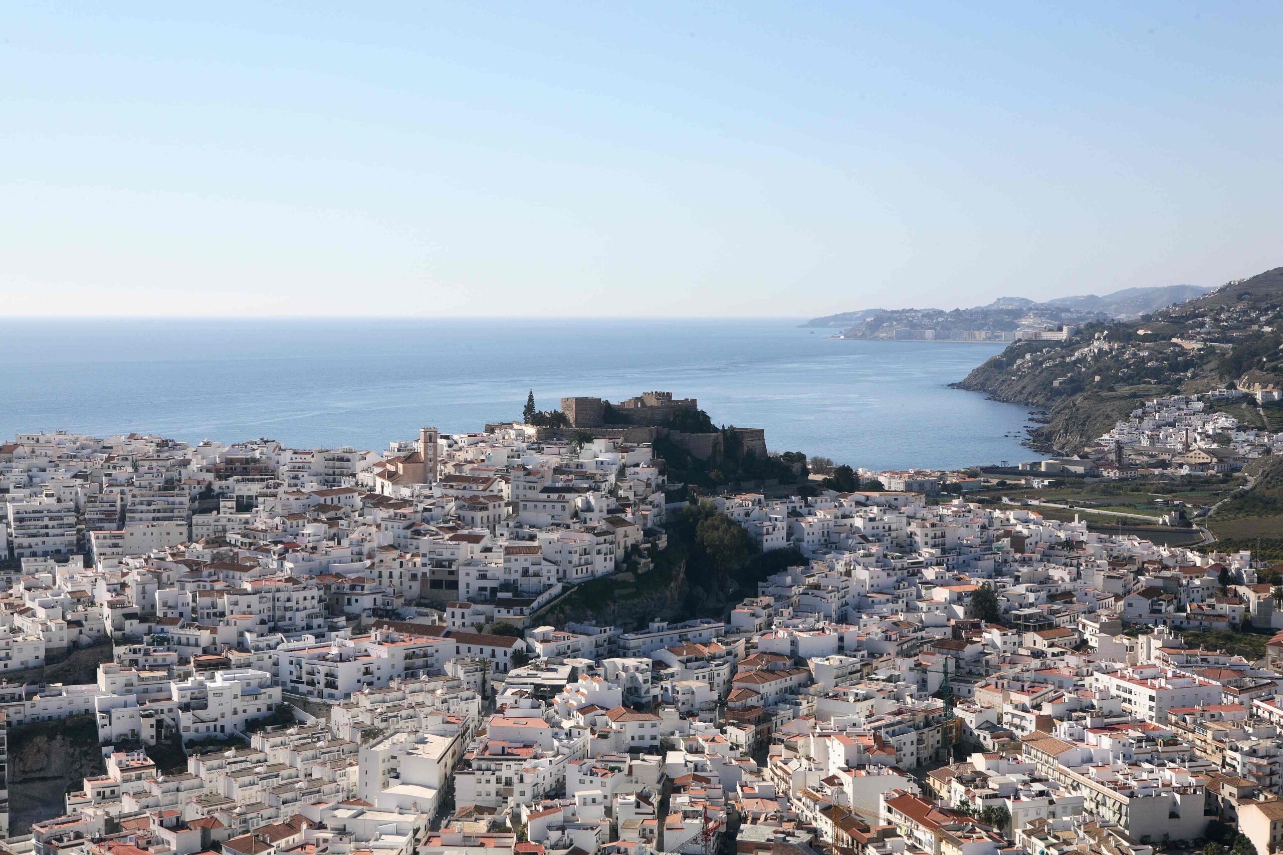 Vista de Salobreña pueblo con mar de fondo